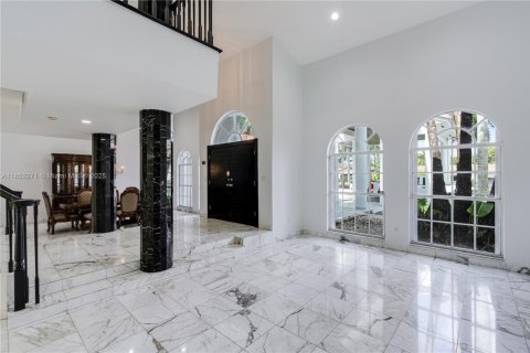 House in Miami, Florida 5 bedrooms, 482.53 sq.m. № 1858817 - photo 12
