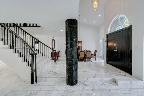 House in Miami, Florida 5 bedrooms, 482.53 sq.m. № 1858817 - photo 13