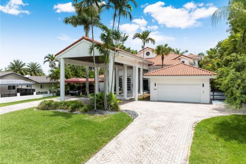 House in Miami, Florida 5 bedrooms, 482.53 sq.m. № 1858817 - photo 7