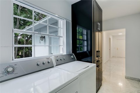 House in Miami, Florida 5 bedrooms, 482.53 sq.m. № 1858817 - photo 29