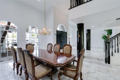 House in Miami, Florida 5 bedrooms, 482.53 sq.m. № 1858817 - photo 15