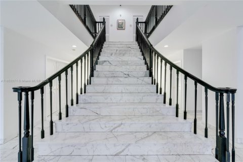 House in Miami, Florida 5 bedrooms, 482.53 sq.m. № 1858817 - photo 16
