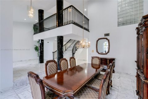 House in Miami, Florida 5 bedrooms, 482.53 sq.m. № 1858817 - photo 14
