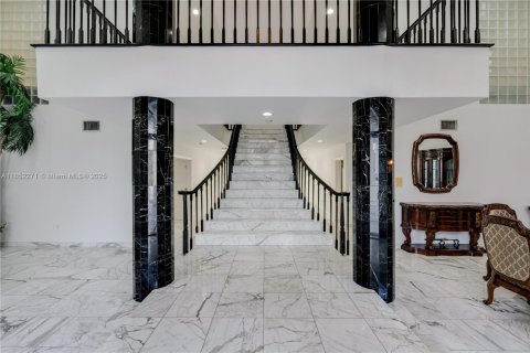 House in Miami, Florida 5 bedrooms, 482.53 sq.m. № 1858817 - photo 10