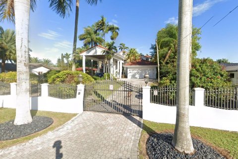 House in Miami, Florida 5 bedrooms, 482.53 sq.m. № 1858817 - photo 1
