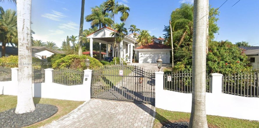 House in Miami, Florida 5 bedrooms, 482.53 sq.m. № 1858817