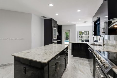 House in Miami, Florida 5 bedrooms, 482.53 sq.m. № 1858817 - photo 24