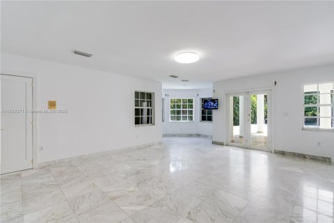House in Miami, Florida 5 bedrooms, 482.53 sq.m. № 1858817 - photo 30