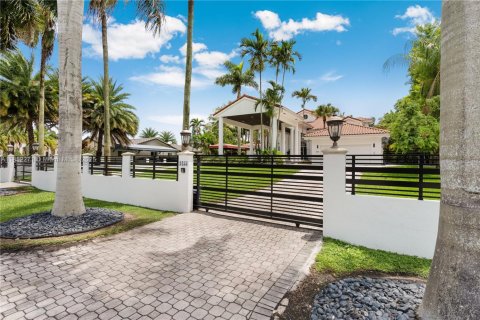 House in Miami, Florida 5 bedrooms, 482.53 sq.m. № 1858817 - photo 3