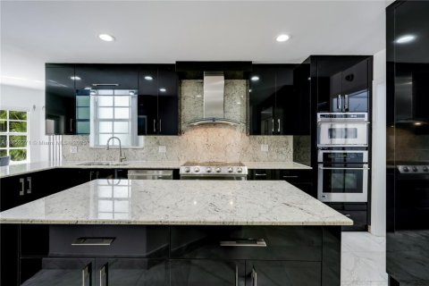 House in Miami, Florida 5 bedrooms, 482.53 sq.m. № 1858817 - photo 23