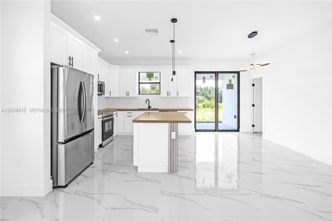 House in Lehigh Acres, Florida 3 bedrooms, 108.7 sq.m. № 2251847 - photo 3