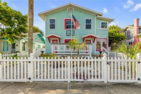 Commercial property in Daytona Beach, Florida 5 bedrooms, 306.58 sq.m. № 2390931