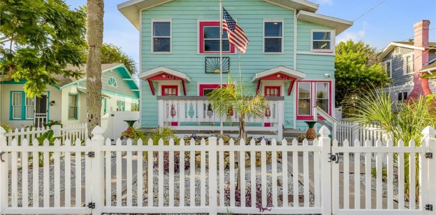 Commercial property in Daytona Beach, Florida 5 bedrooms, 306.58 sq.m. № 2390931