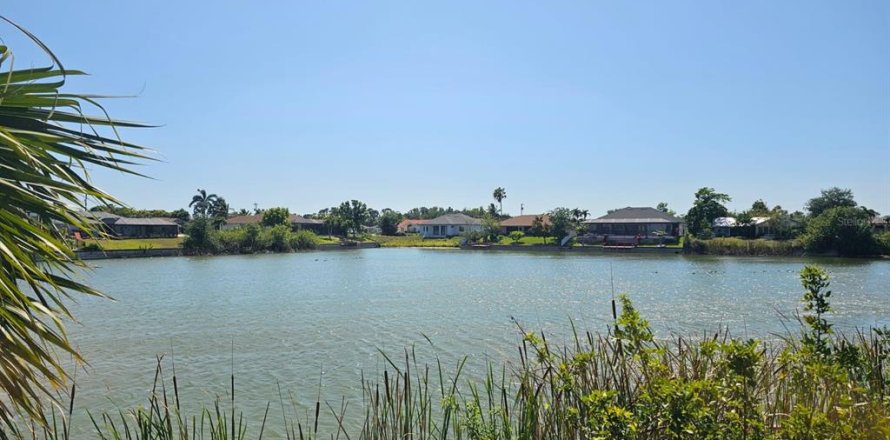 Land in Cape Coral, Florida № 1855744