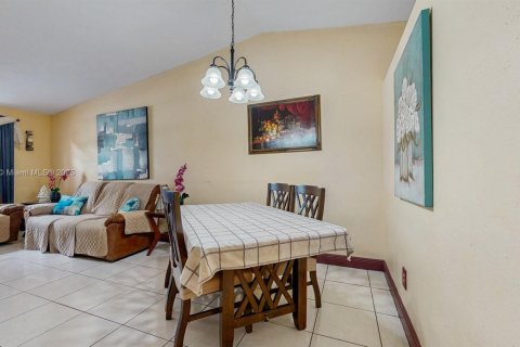 Townhouse in Hialeah, Florida 3 bedrooms, 110.55 sq.m. № 1857590 - photo 9