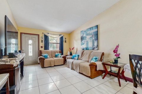 Townhouse in Hialeah, Florida 3 bedrooms, 110.55 sq.m. № 1857590 - photo 6