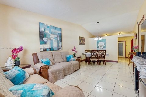 Townhouse in Hialeah, Florida 3 bedrooms, 110.55 sq.m. № 1857590 - photo 4