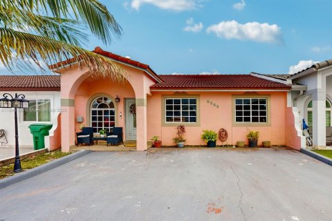 Townhouse in Hialeah, Florida 3 bedrooms, 110.55 sq.m. № 1857590 - photo 1
