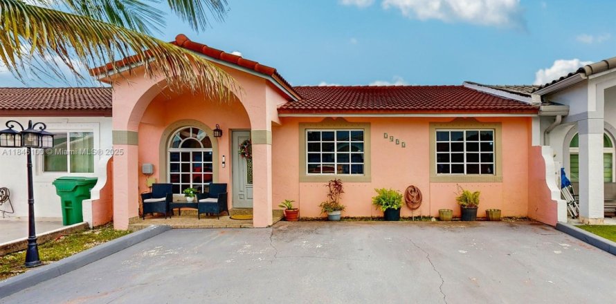 Townhouse in Hialeah, Florida 3 bedrooms, 110.55 sq.m. № 1857590