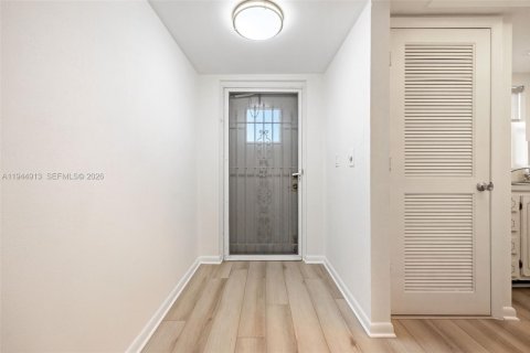 Condo in Naples, Florida, 2 bedrooms  № 2001430 - photo 5