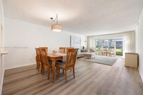 Condo in Naples, Florida, 2 bedrooms  № 2001430 - photo 10