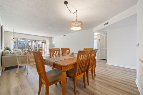 Condo in Naples, Florida, 2 bedrooms  № 2001430 - photo 11