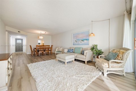 Condo in Naples, Florida, 2 bedrooms  № 2001430 - photo 15