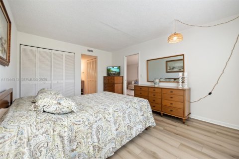 Condo in Naples, Florida, 2 bedrooms  № 2001430 - photo 18