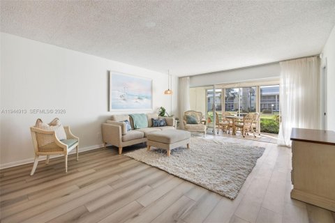 Condo in Naples, Florida, 2 bedrooms  № 2001430 - photo 12