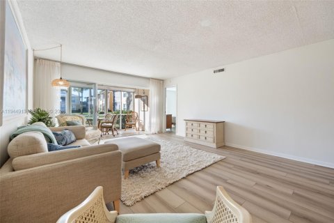 Condo in Naples, Florida, 2 bedrooms  № 2001430 - photo 14