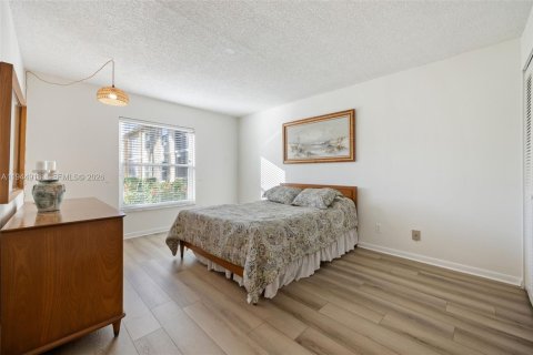 Condo in Naples, Florida, 2 bedrooms  № 2001430 - photo 17