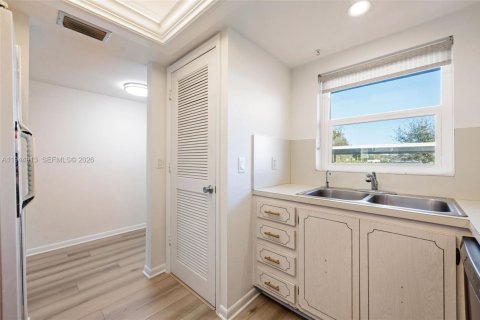 Condo in Naples, Florida, 2 bedrooms  № 2001430 - photo 8