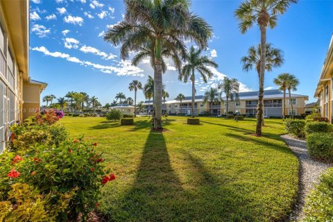 Condo in Naples, Florida, 2 bedrooms  № 2001430 - photo 25