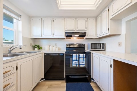 Condo in Naples, Florida, 2 bedrooms  № 2001430 - photo 6