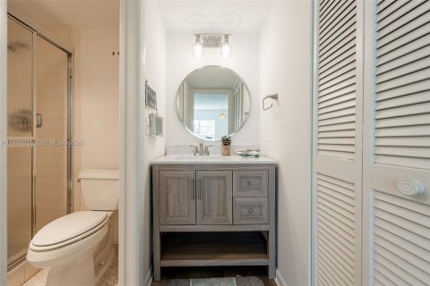 Condo in Naples, Florida, 2 bedrooms  № 2001430 - photo 19