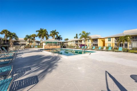 Condo in Naples, Florida, 2 bedrooms  № 2001430 - photo 26