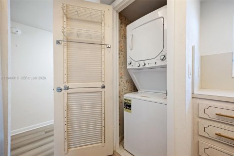 Condo in Naples, Florida, 2 bedrooms  № 2001430 - photo 9