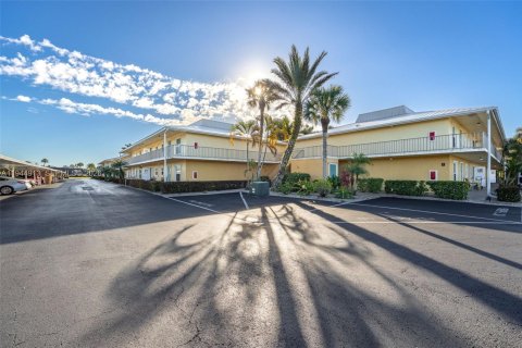 Condo in Naples, Florida, 2 bedrooms  № 2001430 - photo 2