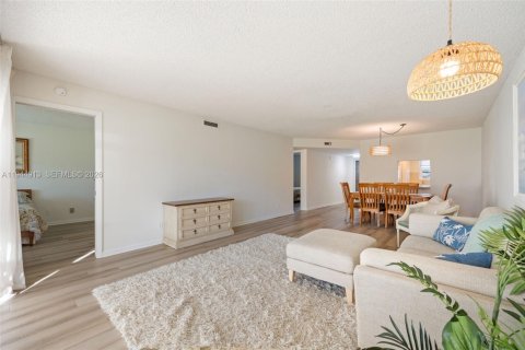 Condo in Naples, Florida, 2 bedrooms  № 2001430 - photo 16