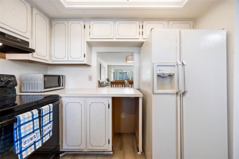 Condo in Naples, Florida, 2 bedrooms  № 2001430 - photo 7