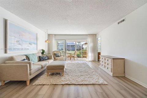 Condo in Naples, Florida, 2 bedrooms  № 2001430 - photo 13