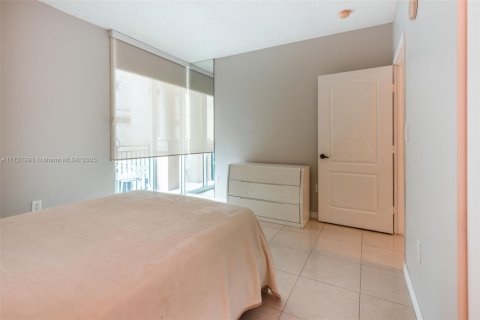 Condo in Sunny Isles Beach, Florida, 2 bedrooms  № 1926383 - photo 25