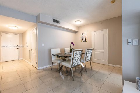 Condo in Sunny Isles Beach, Florida, 2 bedrooms  № 1926383 - photo 18