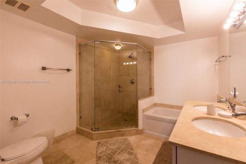 Condo in Sunny Isles Beach, Florida, 2 bedrooms  № 1926383 - photo 29