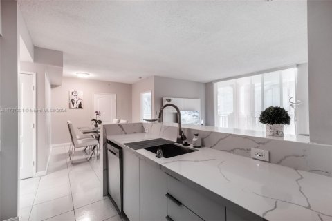 Condo in Sunny Isles Beach, Florida, 2 bedrooms  № 1926383 - photo 14