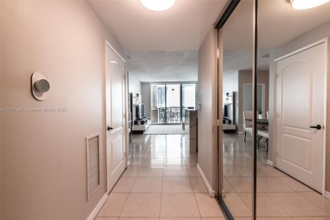 Condo in Sunny Isles Beach, Florida, 2 bedrooms  № 1926383 - photo 11