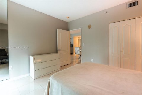 Condo in Sunny Isles Beach, Florida, 2 bedrooms  № 1926383 - photo 26