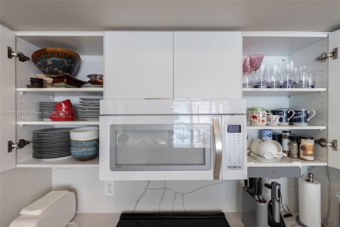 Condo in Sunny Isles Beach, Florida, 2 bedrooms  № 1926383 - photo 15