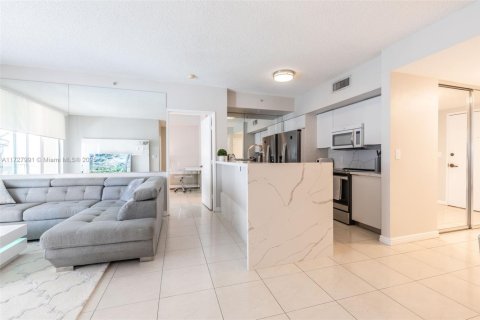 Condo in Sunny Isles Beach, Florida, 2 bedrooms  № 1926383 - photo 5