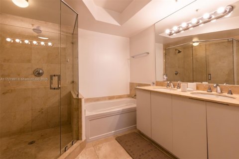 Condo in Sunny Isles Beach, Florida, 2 bedrooms  № 1926383 - photo 30